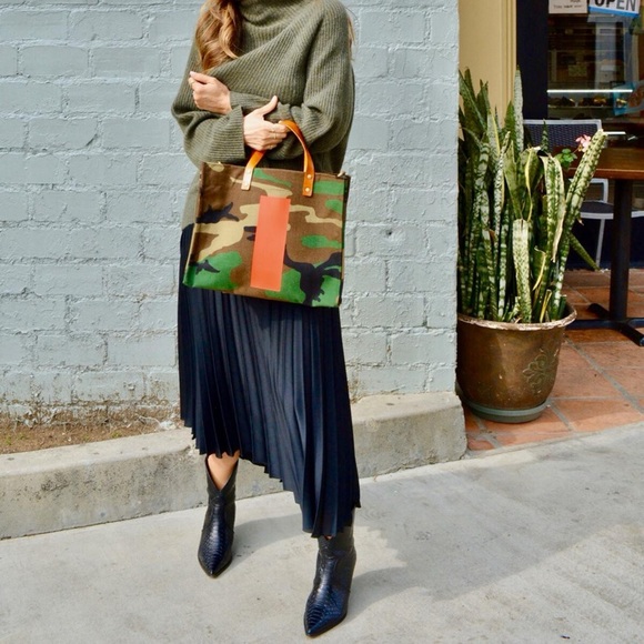 None Dresses & Skirts - Pleated skirt is in navy blue color.